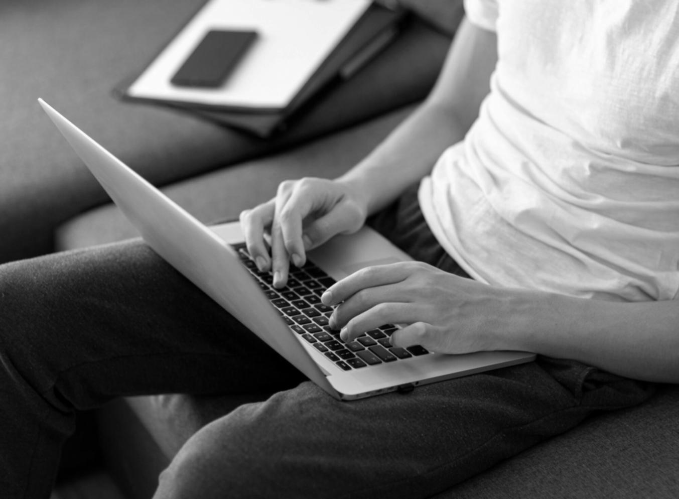 Professionelle Trading-Arbeitsumgebung mit mehreren Monitoren und Charts