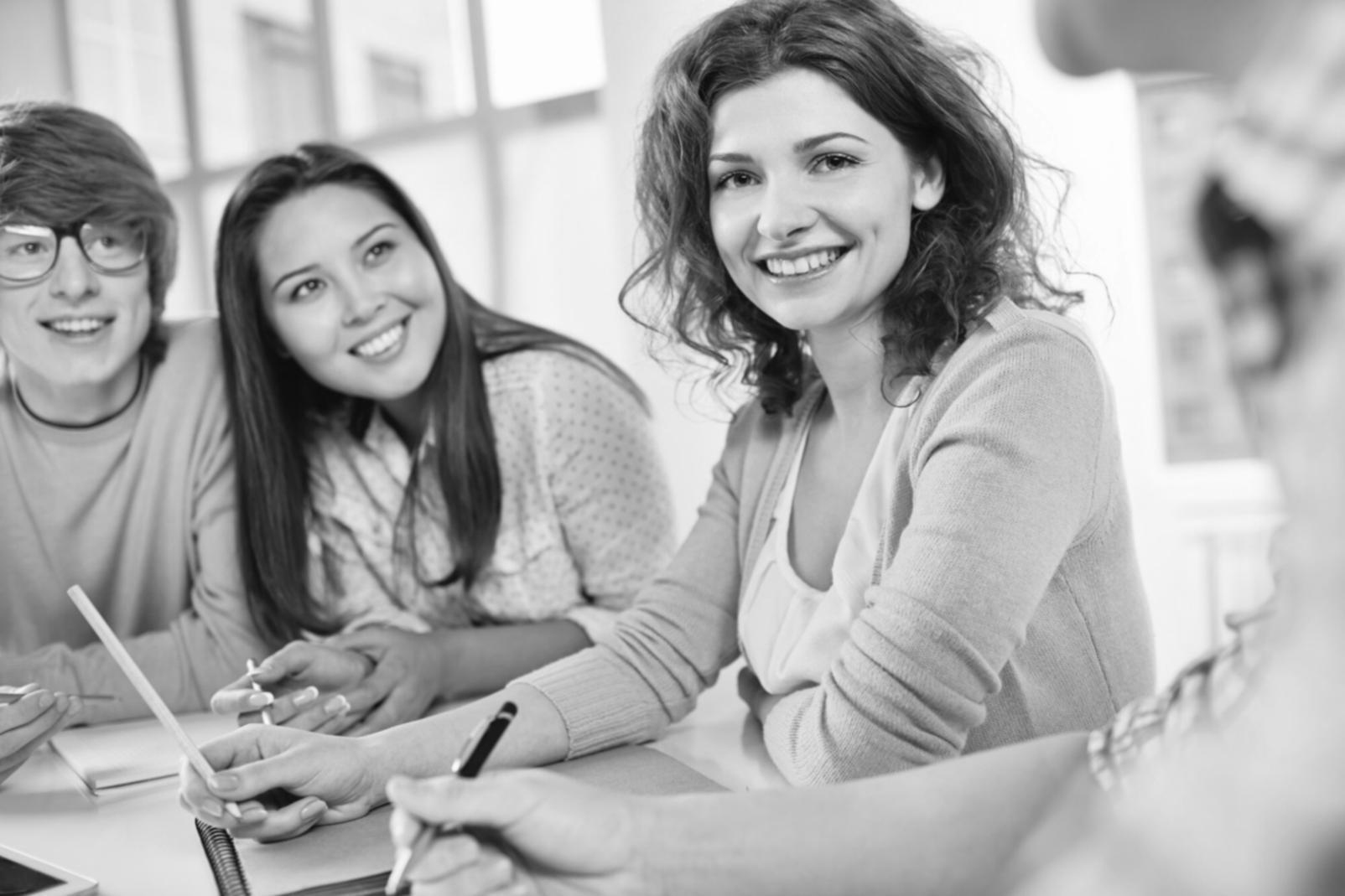 Trading-Strategien und Stop-Loss-Analyse auf mehreren Bildschirmen